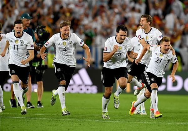 جوليان دراكسلر (يسار)