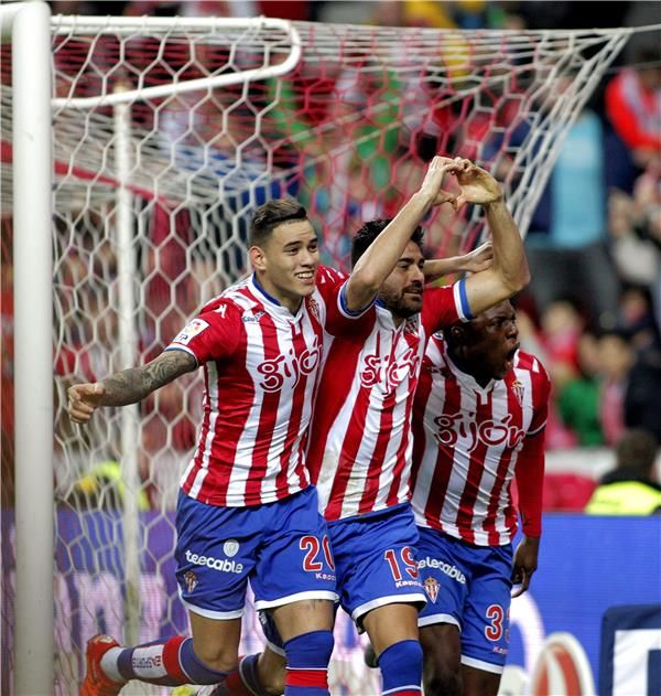 أنطونيو سانابريا (يسار)