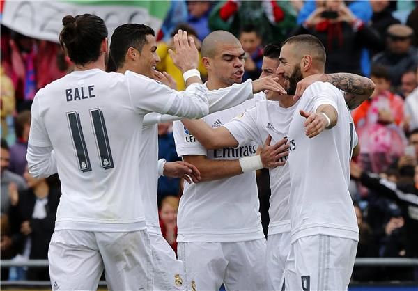  كريم بنزيمة مع زملائه في ريال مدريد