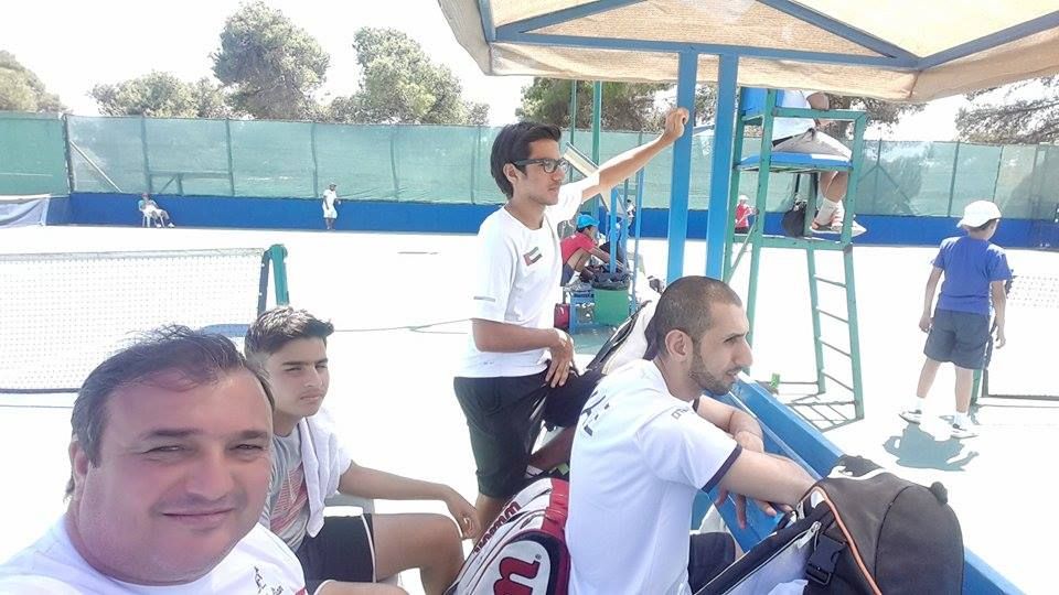 هشام البراملي مع عناصر المنتخب الاماراتي