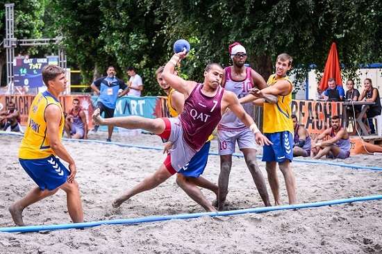 من مباراة اوكرانيا و قطر