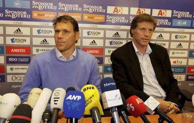 فان باستن في المؤتمر الصحفي أثناء إعلان قرار الإستقالة