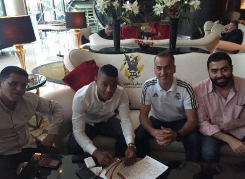 جانب من التوقيع