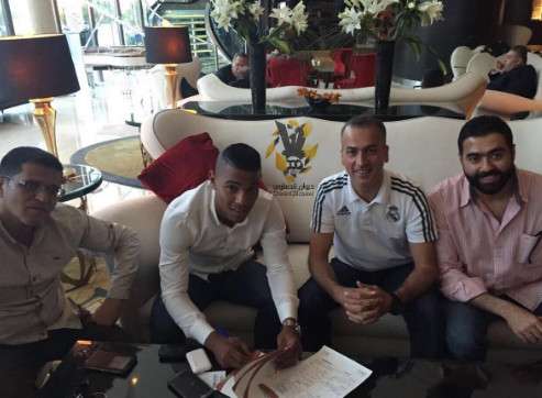 جانب من التوقيع