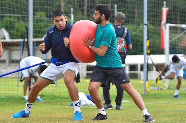 سفيان خليلي على اليسار 