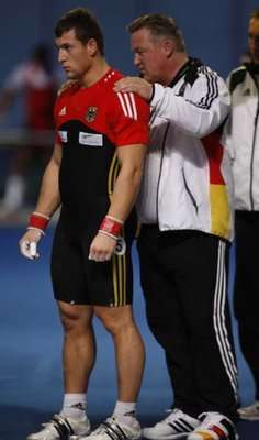 فرانك مانتيك يميناً