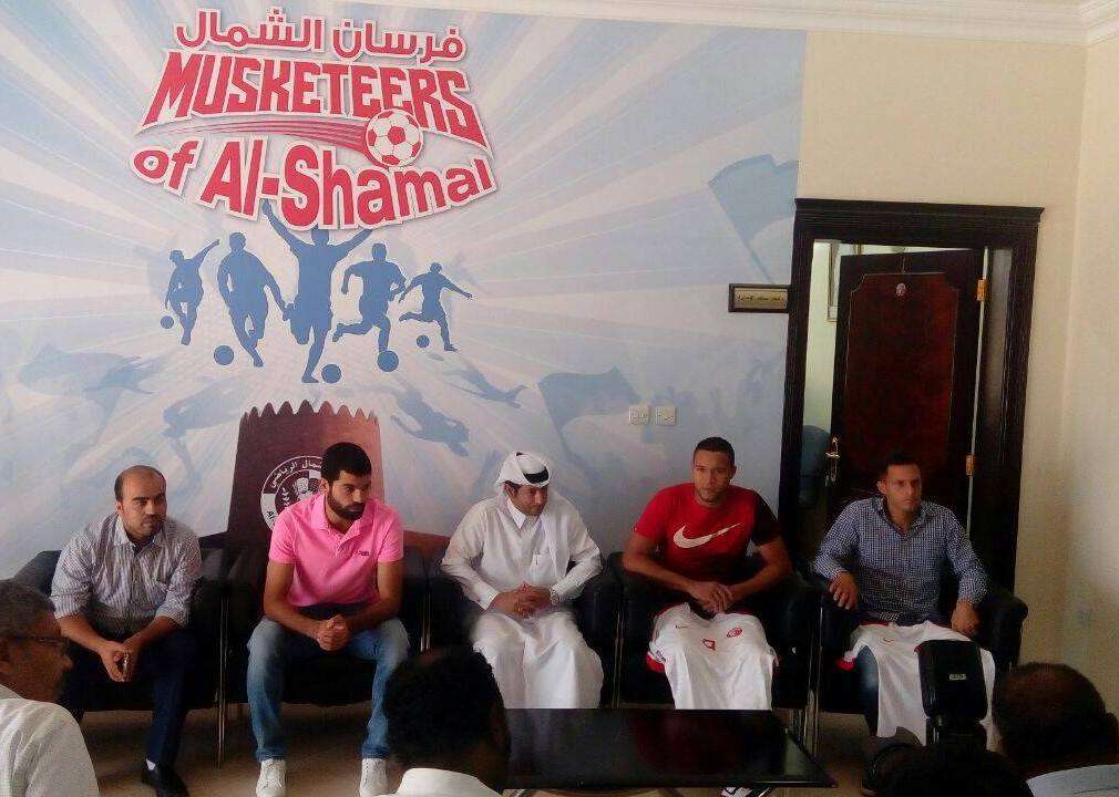 جانب من توقيع اللاعبين 