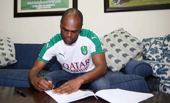 لويز كارلوس لحظة التوقيع