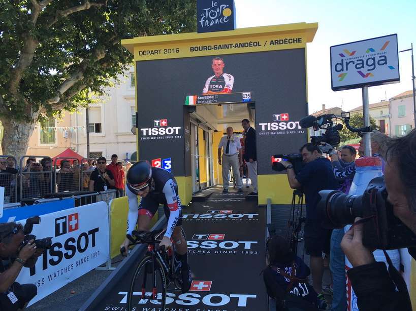 انطلاق سام بينيت أول دراج في سباق اليوم