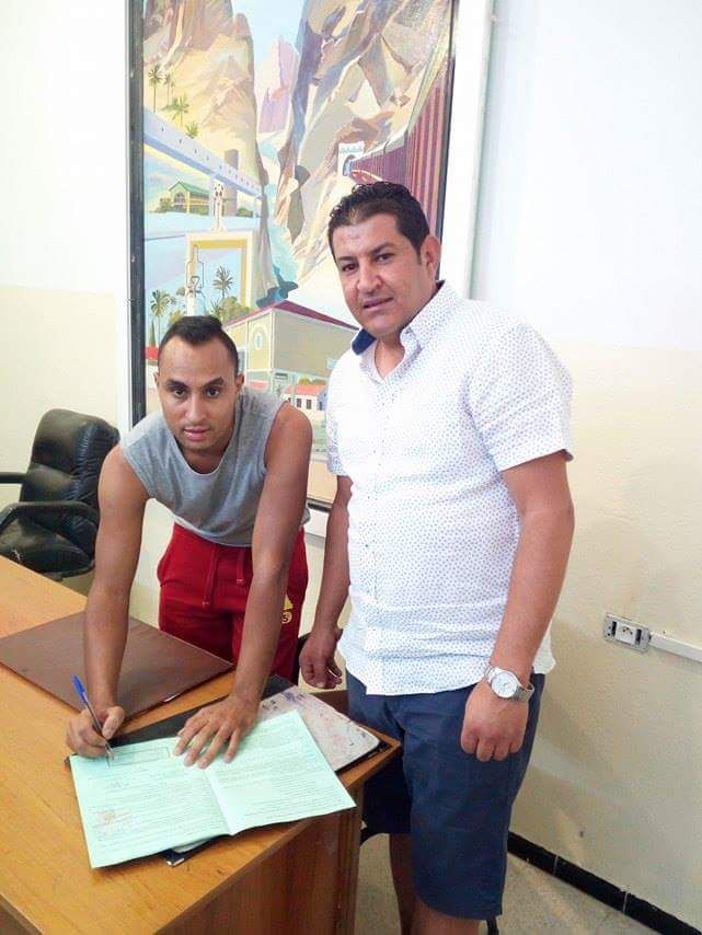 هيثم المحمدي لحظة امضاء العقد