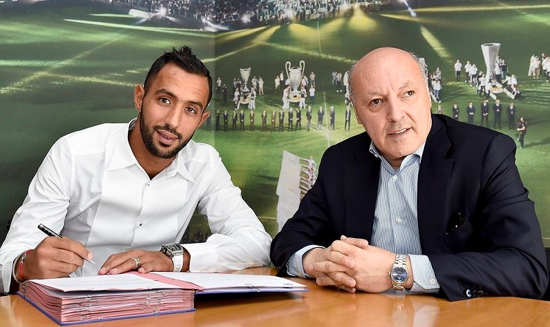 لحظة توقيع اللاعب