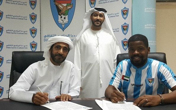 نيكاندرو هيمسلي أثناء توقيعه للعقد