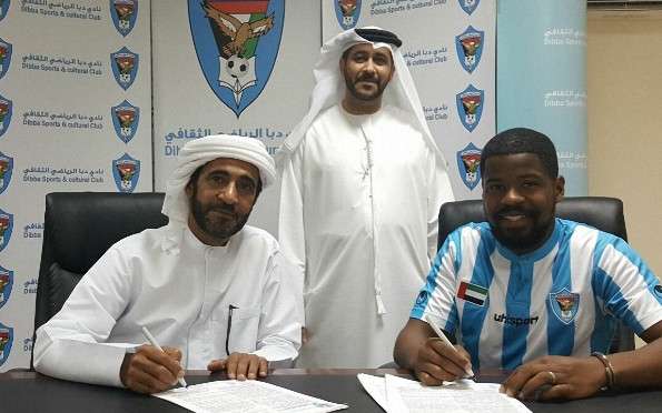 نيكاندرو هيمسلي أثناء توقيعه للعقد