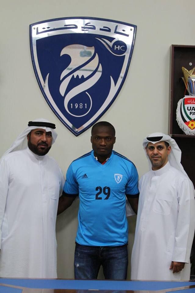 إسياكا أودراوجو لدى توقيعه مع حتا الإماراتي