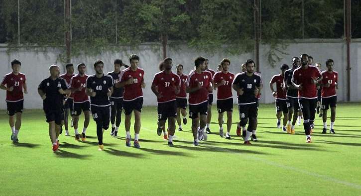 جانب من تدريبات فريق الوحدة