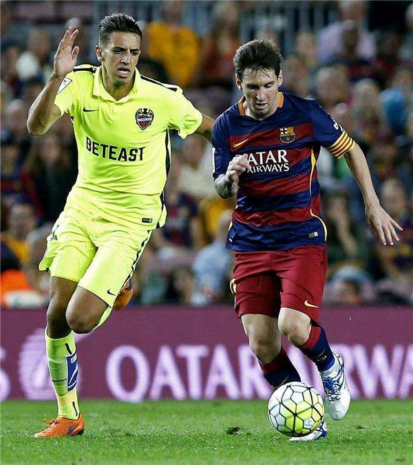 فضال في مباراة فريقه السابق أمام برشلونة