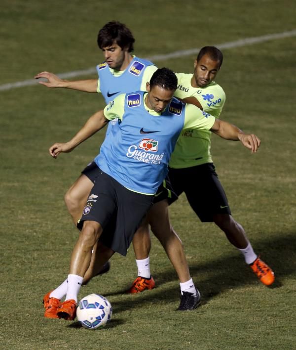 2015-10-12t221416z_92761639_gf10000242714_rtrmadp_3_soccer-world_reuters