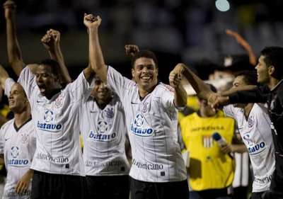 رونالدو يشارك زملائه الفرحة بعد تحقيق بطولة "باوليستا"