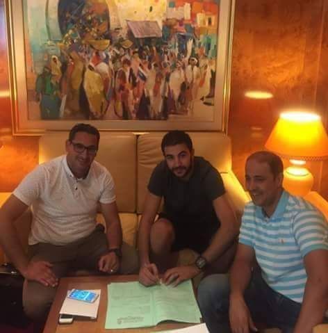 وسيم نوارة أثناء توقيع العقد