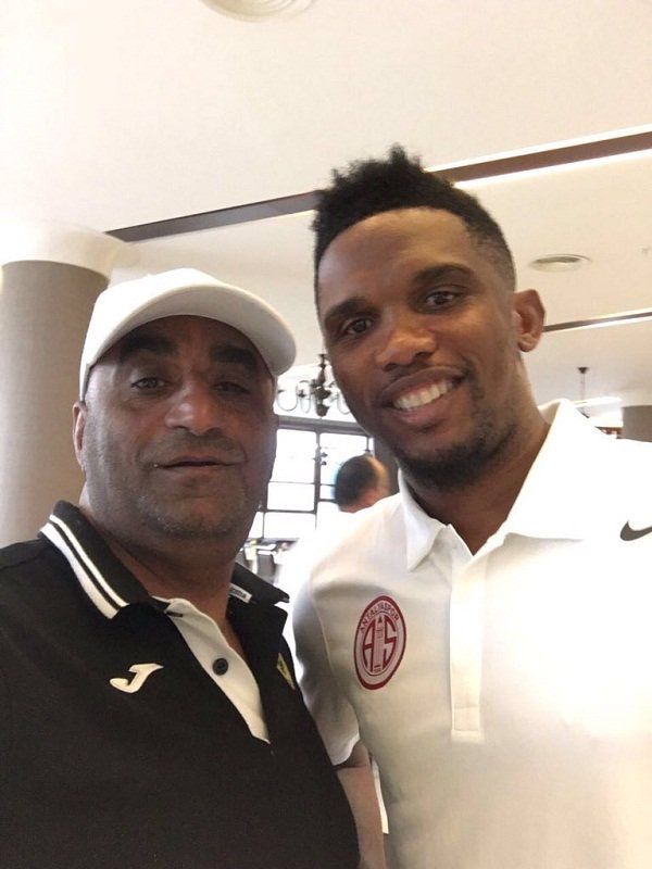 المهاجم الكاميروني ايتو وإداري الخليج السعودي وهبي المرزوق