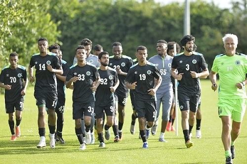 المدرب رفقة لاعبيه فى التدريبات 