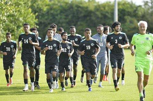 المدرب رفقة لاعبيه فى التدريبات 