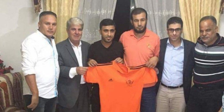 عيد العكاوي الثالث من اليمين  بعود لناديه الاتحاد