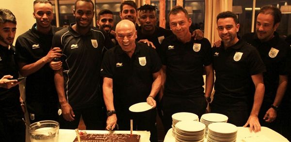 لاعبو السد ومدربهم فيريرا