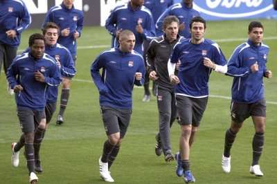 لاعبي فريق ليون أثناء التدريب 