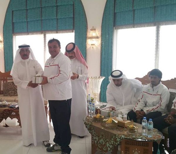 المدرب البراملي يتسلم هديته