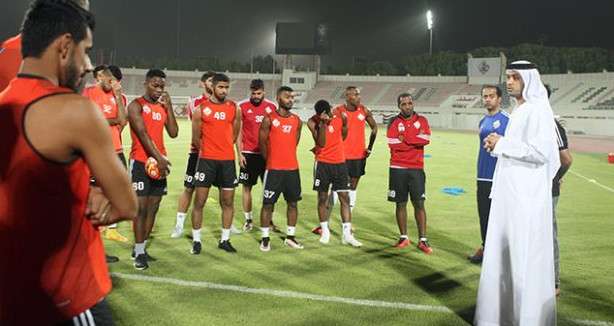 نواف مبارك رفقة اللاعبين