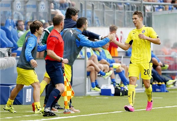 بجاكا (يمين)