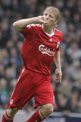 ديرك كاوت لاعب ليفربول يحتفل بعد تسجيله الهدف