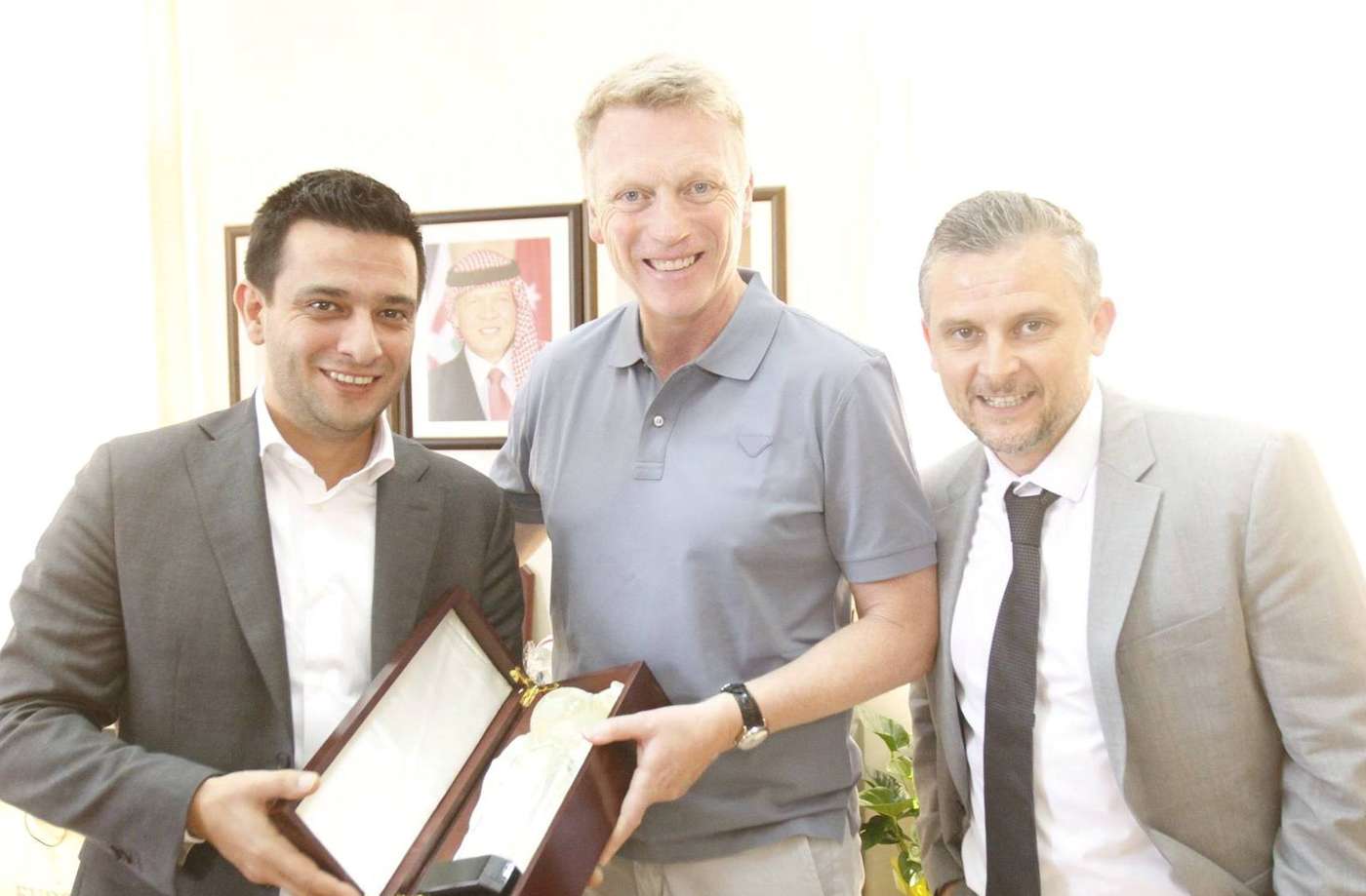 صوبر يقدم درع الإتحاد الأردني لمويس