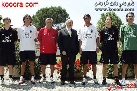 باولو مالديني وجالياني مع اللاعبين الجدد بالزي الجديد
