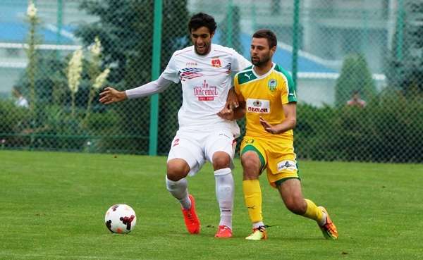 عادل الرحايلي (يسار)