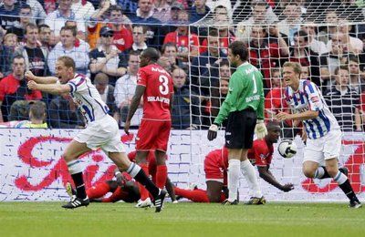 جوران بوبوف لحظة تسجيل الهدف الاول لهيرينفين  