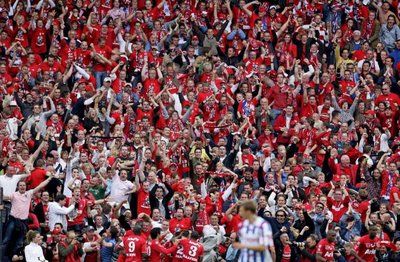 فرحة جماهير تفينتي لحظة تسجيل هدف التعادل في الوقت الاضافي الثاني