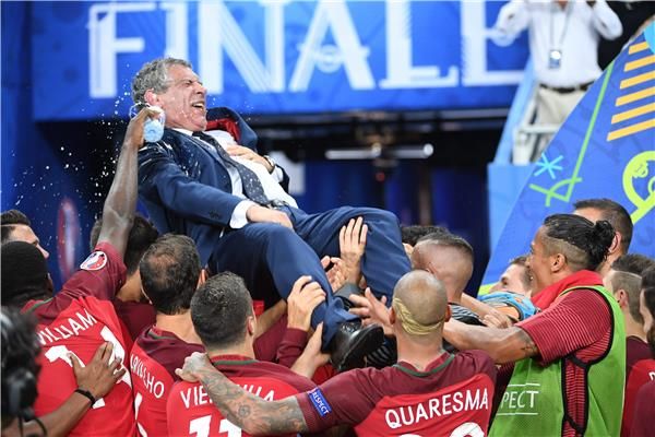  فرحة فرناندو سانتوس مع اللاعبين بعد التتويج 