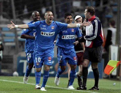 بن زيمة يحتفل بعد تسجيله الهدف 