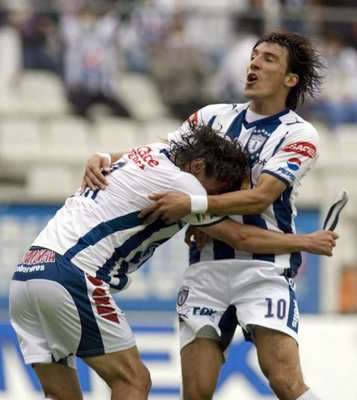 مينديز وكاباليرو يحتفلان بهدف الأخير في مرمى جاجوارز