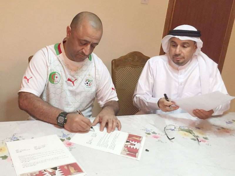 أثناء توقيع العقود