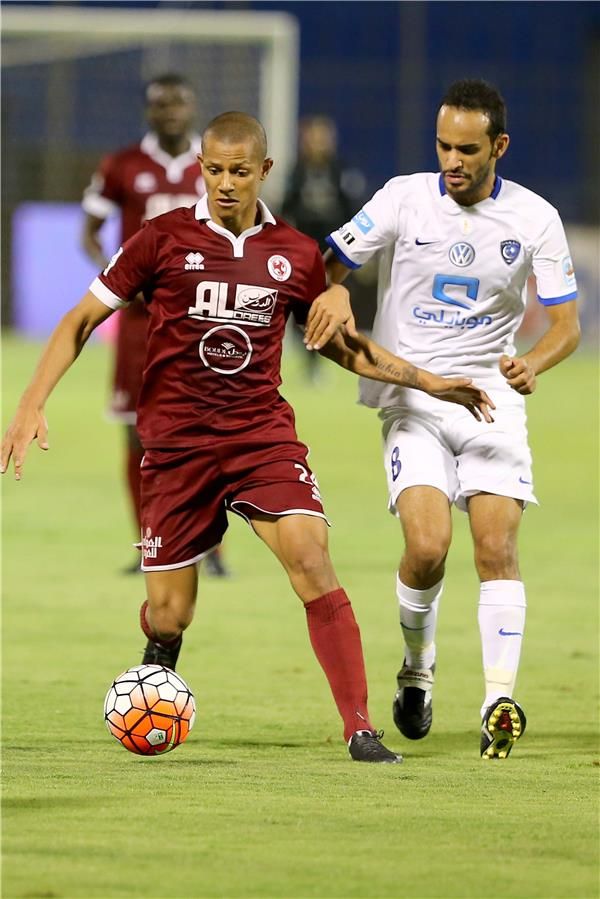 ادريانو (يسار)