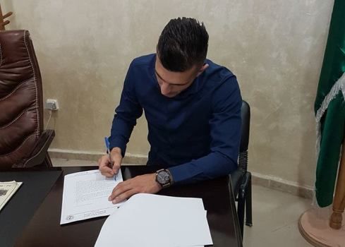 احسان حداد خلال توقيعه للرمثا قبل قليل