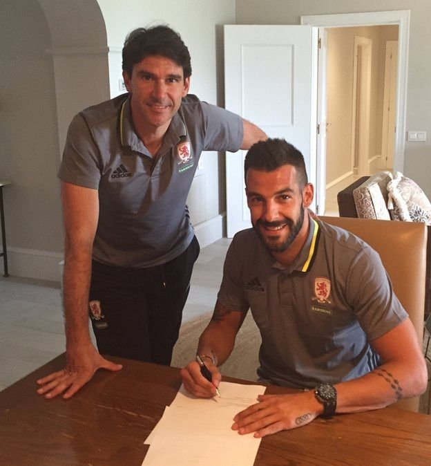 ألفارو نيجريدو أثناء توقيع العقد