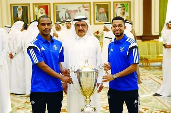 الشيخ راشد بن حمدان يتوسط لاعبين من النصر 