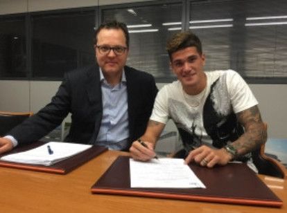 رودريجو دي بول أثناء توقيعه للعقد