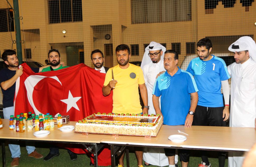 أم صلال القطري يحتفي بمدربه