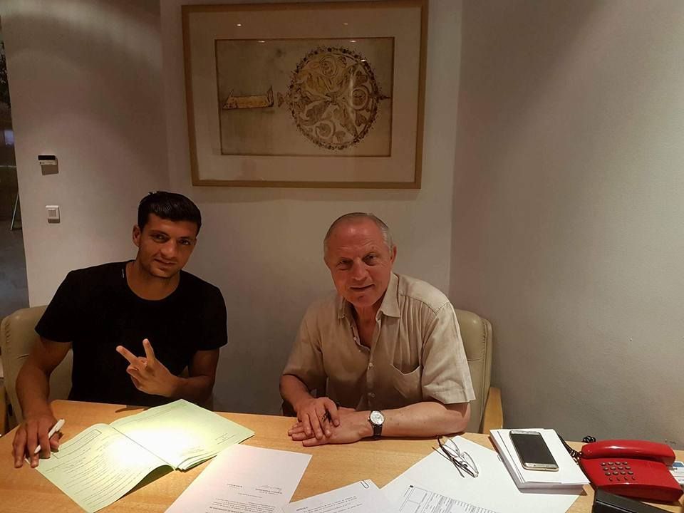 رامي البدوي يمضي عقده الجديد والى جانبه رئيس النجم رضا شرف الدين 