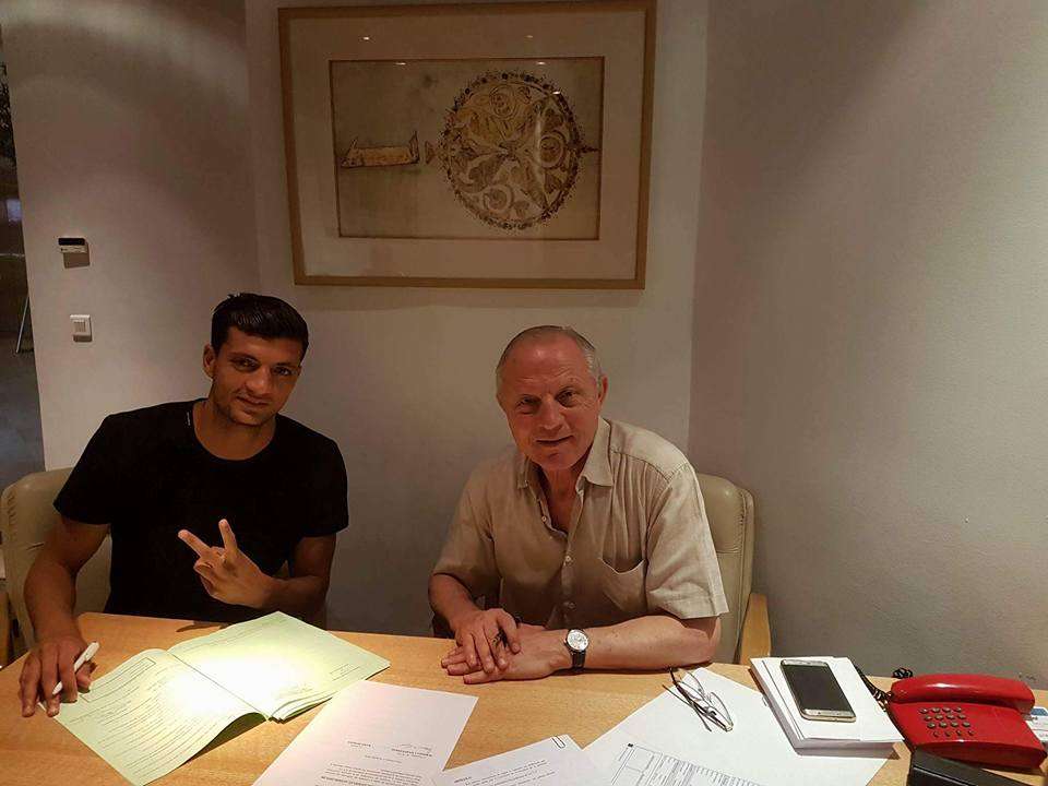 رامي البدوي يمضي عقده الجديد والى جانبه رئيس النجم رضا شرف الدين 